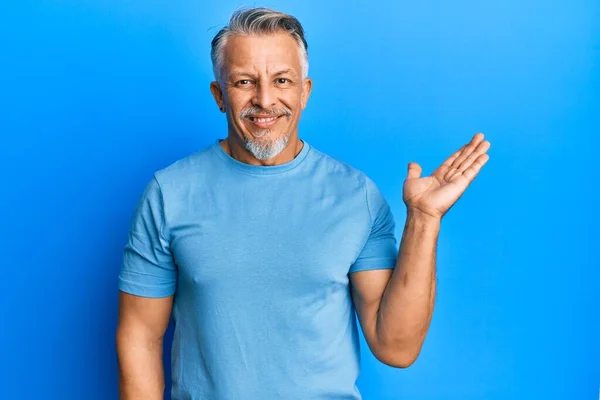 Hombre Pelo Gris Mediana Edad Vistiendo Ropa Casual Sonriendo Alegre — Foto de Stock