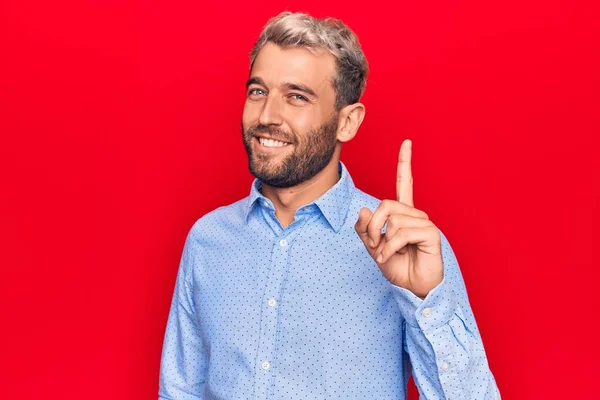 Giovane Bell Uomo Biondo Che Indossa Una Camicia Casual Piedi — Foto Stock