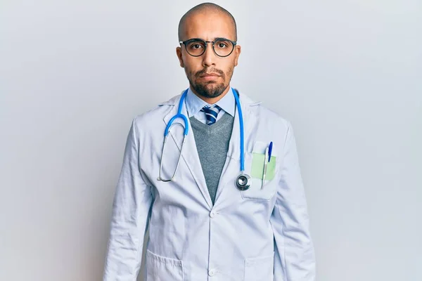 Hombre Adulto Hispano Vistiendo Uniforme Médico Estetoscopio Deprimido Preocupado Por — Foto de Stock
