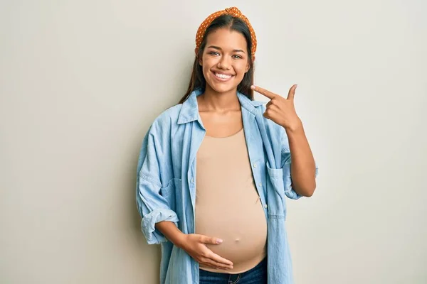 Hermosa Mujer Hispana Esperando Bebé Tocando Vientre Embarazada Sonriendo Alegre —  Fotos de Stock