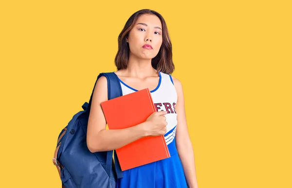 Młody Piękny Chiński Dziewczyna Noszenie Mundur Cheerleaderka Student Plecak Gospodarstwa — Zdjęcie stockowe