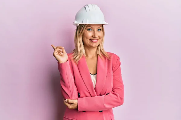 Vacker Medelålders Blond Kvinna Bär Arkitekt Hardhat Ler Glad Pekar — Stockfoto