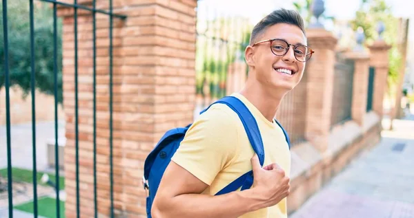 Jonge Latijns Amerikaanse Student Glimlachend Gelukkig Wandelen Straat Van Stad — Stockfoto
