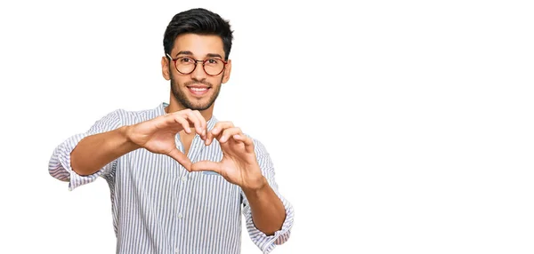 Joven Hombre Guapo Con Ropa Casual Gafas Sonriendo Amor Haciendo —  Fotos de Stock