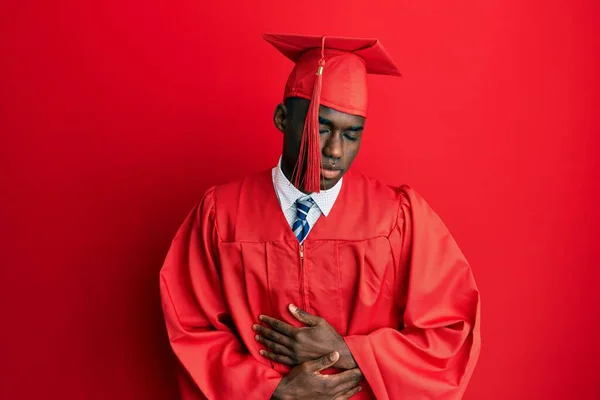 Mladý Africký Američan Čepici Slavnostním Županu Rukou Břiše Protože Zažívací — Stock fotografie