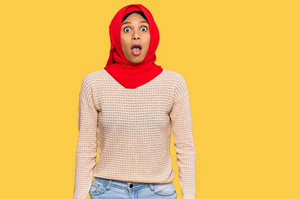 伝統的なイスラム教のヒジャーブスカーフを身に着けている若いアフリカ系アメリカ人女性は 驚きと驚きの表情 恐怖と興奮した顔で恐れてショックを受けました — ストック写真