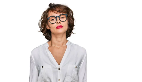 Νεαρή Ισπανίδα Γυναίκα Που Φοράει Επιχειρηματικό Στυλ Και Γυαλιά Χαλαρά — Φωτογραφία Αρχείου