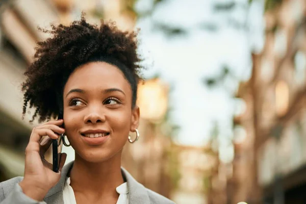 Joven Mujer Negocios Afroamericana Sonriendo Feliz Hablando Teléfono Inteligente Ciudad — Foto de Stock
