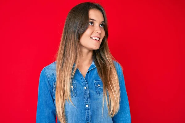 Bella Donna Caucasica Indossa Camicia Casual Denim Cercando Lato Posa — Foto Stock