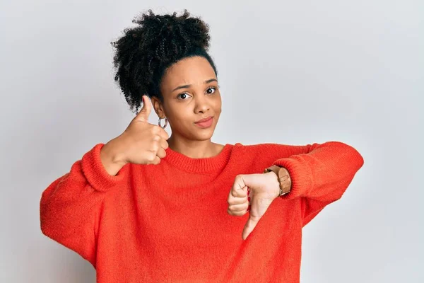 Giovane Ragazza Afroamericana Indossa Abiti Casual Facendo Pollici Giù Disaccordo — Foto Stock