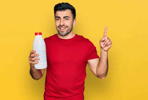 Spaanse Man Met Baard Met Liter Fles Melk Verrast Met — Stockfoto