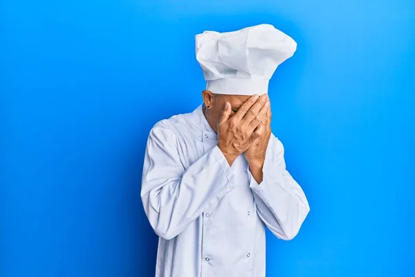 Grauhaariger Mann Mittleren Alters Kochuniform Und Hut Mit Traurigem Gesichtsausdruck — Stockfoto