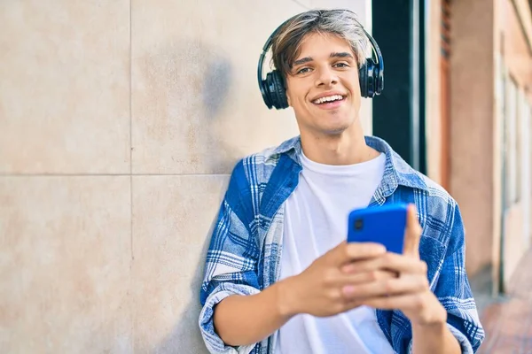 Jovem Hispânico Sorrindo Feliz Usando Smartphone Fones Ouvido Cidade — Fotografia de Stock