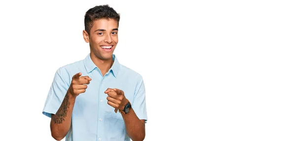 Молодий Афроамериканець Повсякденному Одязі Вказує Пальцями Камеру Щасливим Кумедним Обличчям — стокове фото