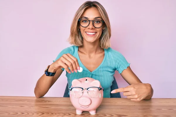 Beautiful Caucasian Woman Holding Piggy Bank Glasses Smiling Happy Cool — Stock Photo, Image