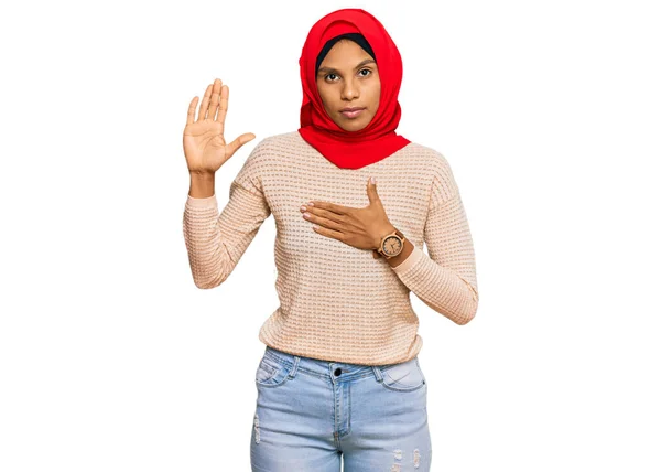 Jovem Afro Americana Vestindo Tradicional Lenço Islâmico Hijab Jurando Com — Fotografia de Stock