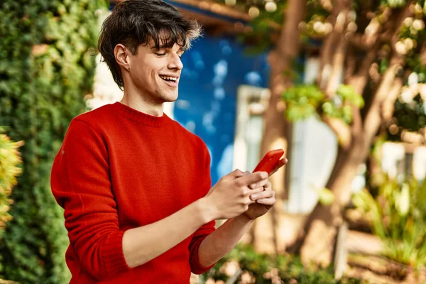 Genç Spanyol Adam Şehirde Akıllı Telefon Kullanarak Mutlu Gülümsüyor — Stok fotoğraf