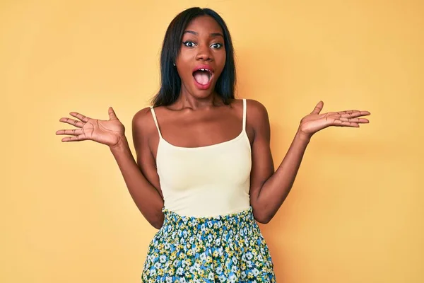 Ung Afrikansk Amerikansk Kvinna Bär Casual Kläder Firar Galen Och — Stockfoto