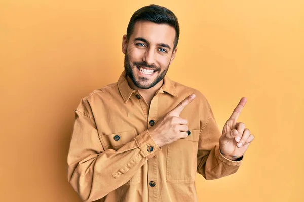 Joven Hispano Vestido Con Ropa Casual Sonriendo Mirando Cámara Apuntando — Foto de Stock