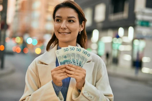Νεαρή Ισπανίδα Γυναίκα Χαμογελά Χαρούμενη Κρατώντας Πολωνικά Ζλότι Χαρτονομίσματα Στην — Φωτογραφία Αρχείου