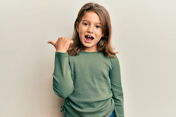 Little Piękna Dziewczyna Noszenie Casual Ubrania Wskazując Kciuk Góry Stronie — Zdjęcie stockowe