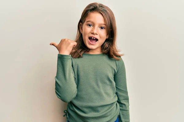 Pequena Menina Bonita Vestindo Roupas Casuais Apontando Polegar Até Lado — Fotografia de Stock