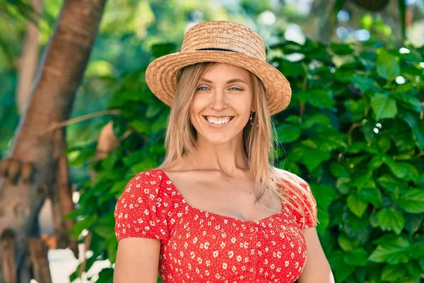 Ung Blond Turist Kvinna Bär Sommar Stil Promenader Parken — Stockfoto