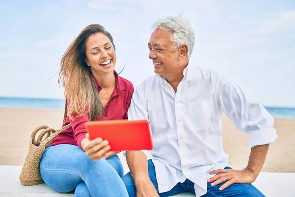 Pareja Hispana Mediana Edad Usando Touchpad Sentada Banco Playa —  Fotos de Stock