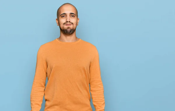 Pria Dewasa Hispanik Mengenakan Sweater Musim Dingin Biasa Mengisap Pipi — Stok Foto