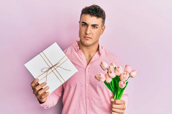 Ισπανόφωνος Νεαρός Άνδρας Κρατώντας Δώρο Επετείου Και Μπουκέτο Λουλούδια Στο — Φωτογραφία Αρχείου