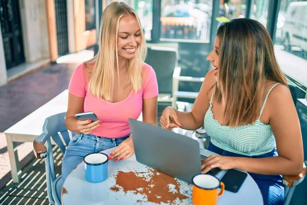 Deux Belles Jeunes Amies Rencontrent Cafétéria Utilisant Ordinateur Portable Smartphone — Photo