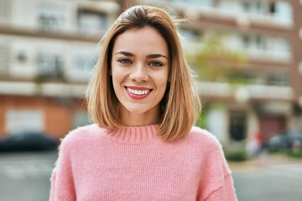 Joven Chica Caucásica Sonriendo Feliz Pie Ciudad —  Fotos de Stock