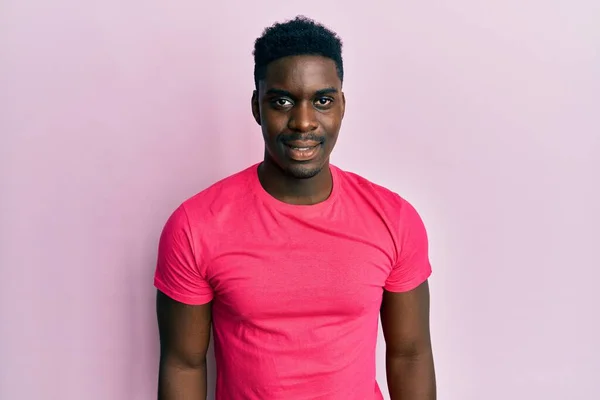 Красивый Черный Мужчина Обычной Розовой Футболке Счастливой Прохладной Улыбкой Лице — стоковое фото
