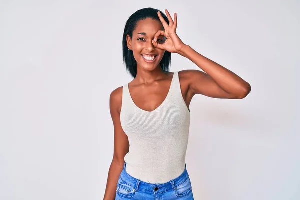 Joven Mujer Afroamericana Vistiendo Ropa Casual Sonriendo Feliz Haciendo Signo — Foto de Stock