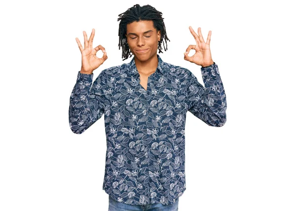 身穿80年代衬衫的年轻非洲裔美国人放松 闭上双眼微笑 用手指做冥想动作 瑜伽概念 — 图库照片
