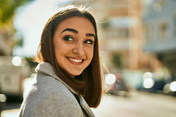 Menina Hispânica Jovem Sorrindo Feliz Cidade — Fotografia de Stock