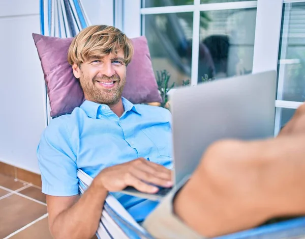 Middelbare Leeftijd Knappe Man Het Terras Van Zijn Huis Ontspannen — Stockfoto