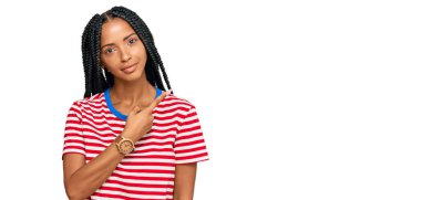 Güzel İspanyol kadın, gündelik giysiler giyip elini kaldırmış, ciddi ve sakin bir yüz ifadesi sergiliyor. 