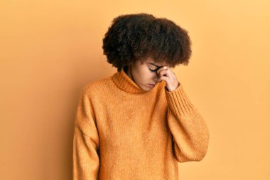 Kışın yün kazak giyen genç İspanyol kız yorgun burnu ve gözleri ovuşturup yorgun ve baş ağrısı çekiyor. Stres ve hüsran kavramı. 