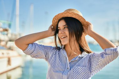 Limanda mutlu bir şekilde gülümseyen İspanyol genç kız..