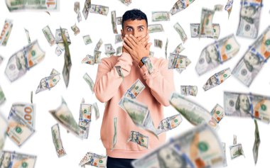 Gündelik kıyafetler giyen genç İspanyol adam yanlışlıkla elleri ile ağzını kapatırken şok oldu. gizli kavram.