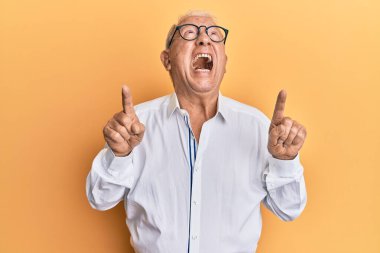 Kafkasyalı kıdemli bir adam kızgın ve kızgın bir şekilde bağırıyor öfkeyle bağırıyor.. 