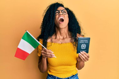 Orta yaşlı Afro-Amerikalı kadın elinde İtalyan bayrağı ve pasaportuyla öfkeli ve kızgın bağırıyor sinirli ve öfkeliydi. Öfkeyle bağırıyordu.. 