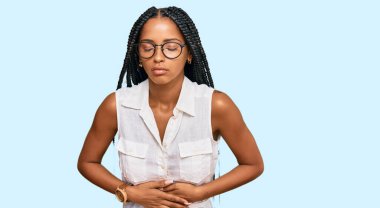 Güzel İspanyol kadın gündelik kıyafetler giyiyor ve elleri karnında gözlük takıyor çünkü hazımsızlık, acı verici bir hastalık kendini iyi hissetmiyor. Ağrı kavramı. 