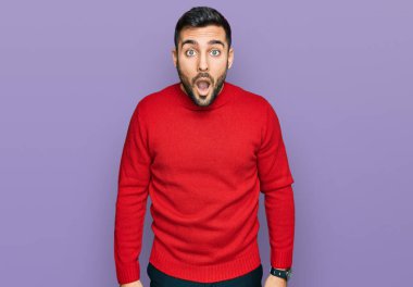 Gündelik kıyafetler giyen genç İspanyol adam şaşkınlık ve şaşkınlık dolu bir ifade, korku ve heyecanlı bir yüz ifadesiyle şoka uğramış ve korkmuştu.. 