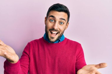 Gündelik kıyafetler giyen, neşeli gülümseyen, yardım eli uzatan ve kabullenen genç İspanyol adam.. 