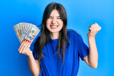 Dolarları tutan güzel beyaz bir kız gururla bağırıyor zaferi ve başarıyı kutluyor. 