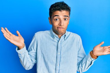 Genç, yakışıklı, Afro-Amerikan bir adam. Sıradan kıyafetler giyiyor. Hiçbir şeyden habersiz ve kolları açık, hiçbir fikrim yok.. 