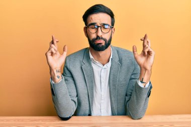 Ofiste çalışan İspanyol asıllı genç adam umut ve gözlerin kapalı gülümseyerek bana işaret etti. Şans ve batıl inançlar. 