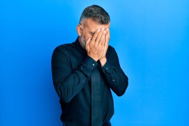 Orta yaşlı yakışıklı bir adam iş gömleği giyiyor ve ağlarken suratını ellerle kapatan üzgün bir kravat takıyor. depresyon kavramı. 